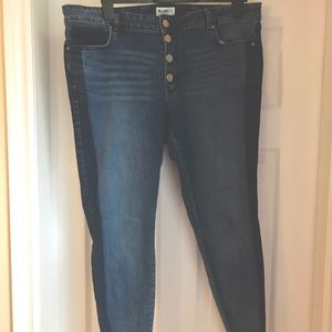 2/$25 🇨🇦 Button up jeans with frayed ankle